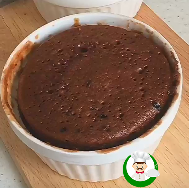 шоколадный кекс в кружке 