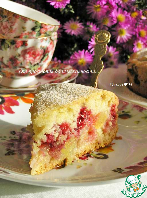 Постная шарлотка с малиной и яблоками