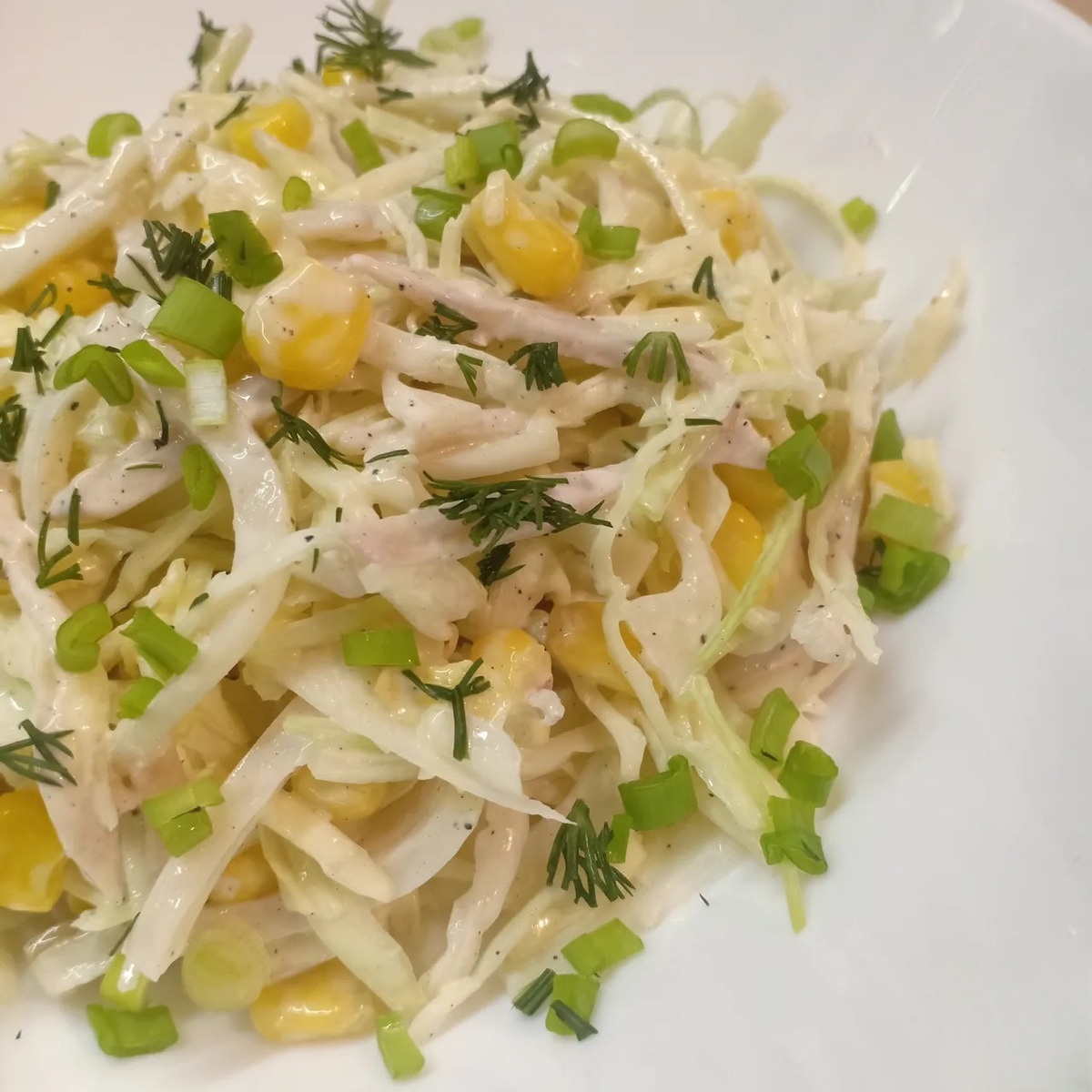 Салат с кальмарами и капустой