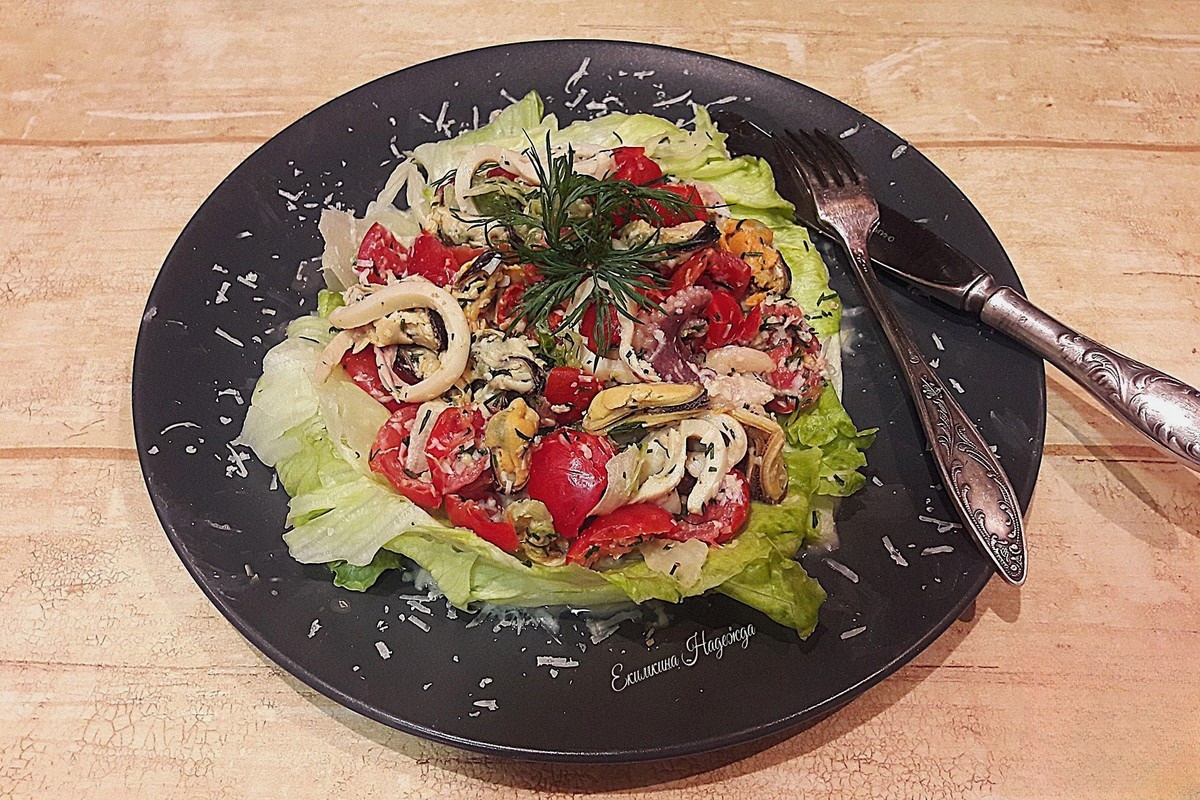 Салат с коктейлем из рассольных морепродуктов