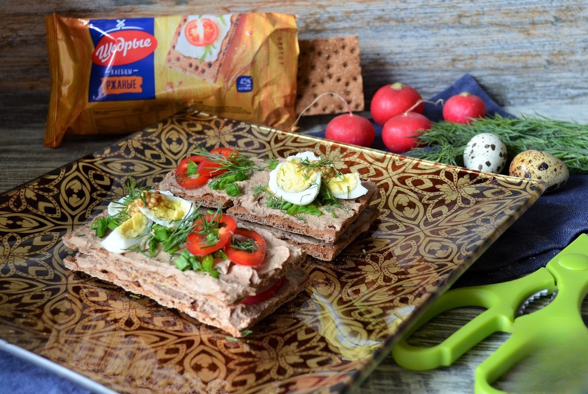 Закусочное пирожное с паштетом на хлебцах