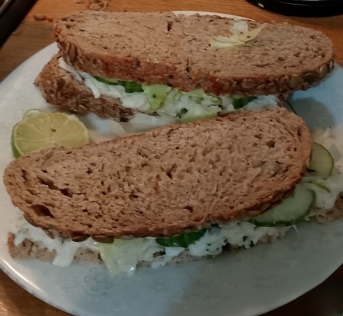 Крабовый сэндвич с огурцом и лаймом