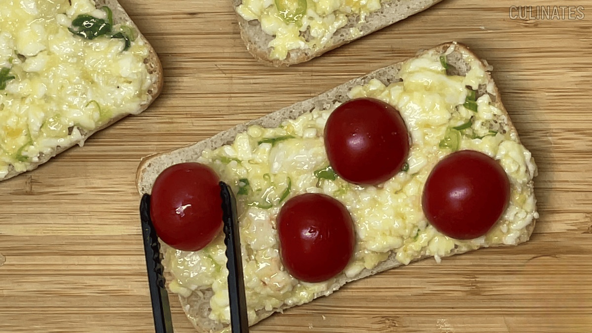 Запечённые булочки с сыром и помидорами