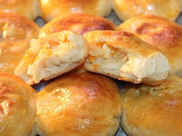 Круглые пирожки с овощами и яйцом