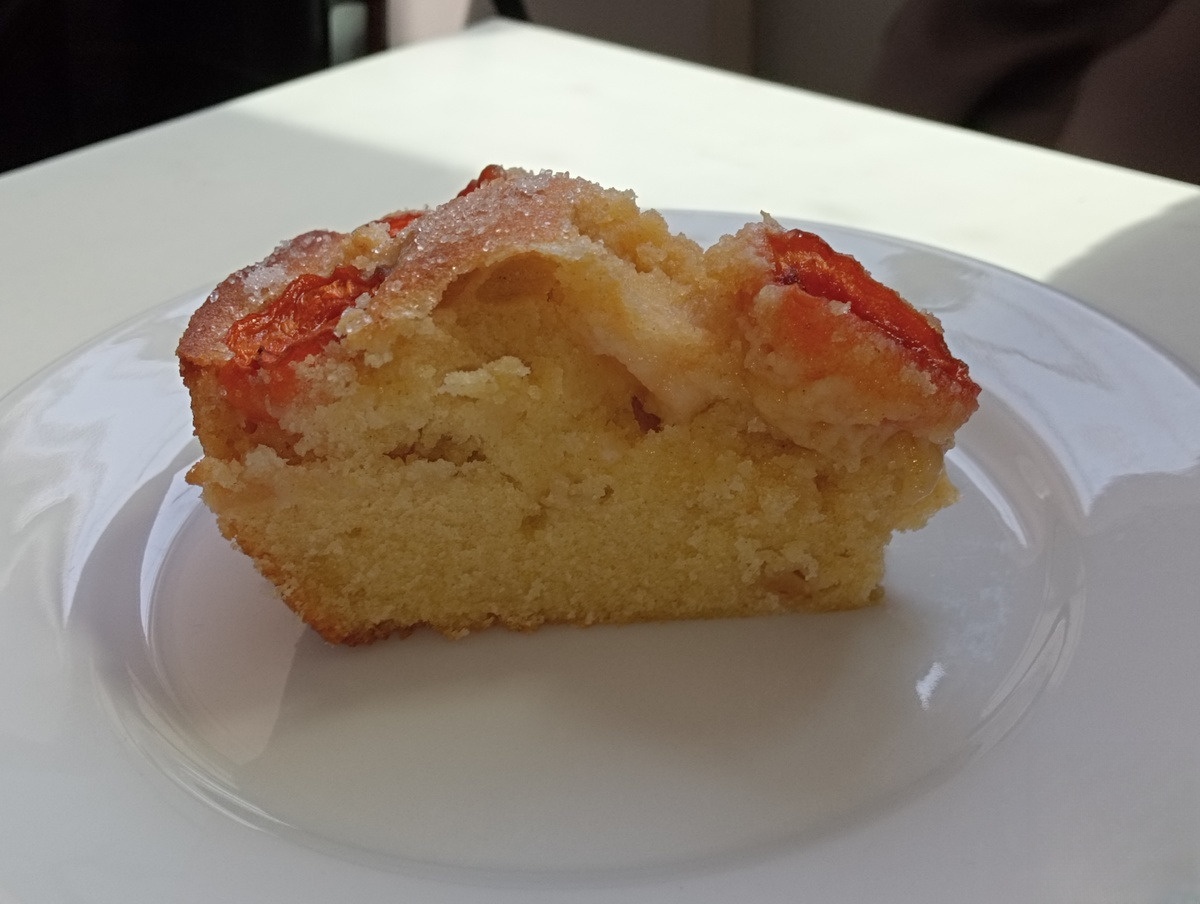 Пирог с жерделами и яблоками