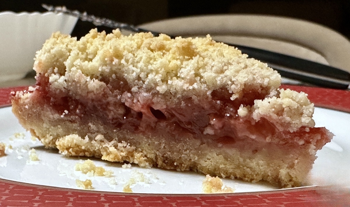 Насыпной пирог с клубникой