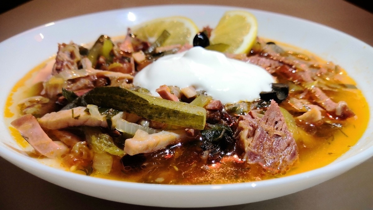 Солянка мясная сборная с каперсами