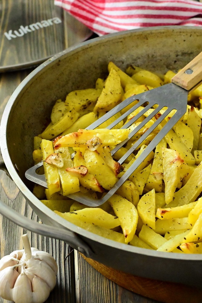 Запечённый картофель с чесноком по-провански