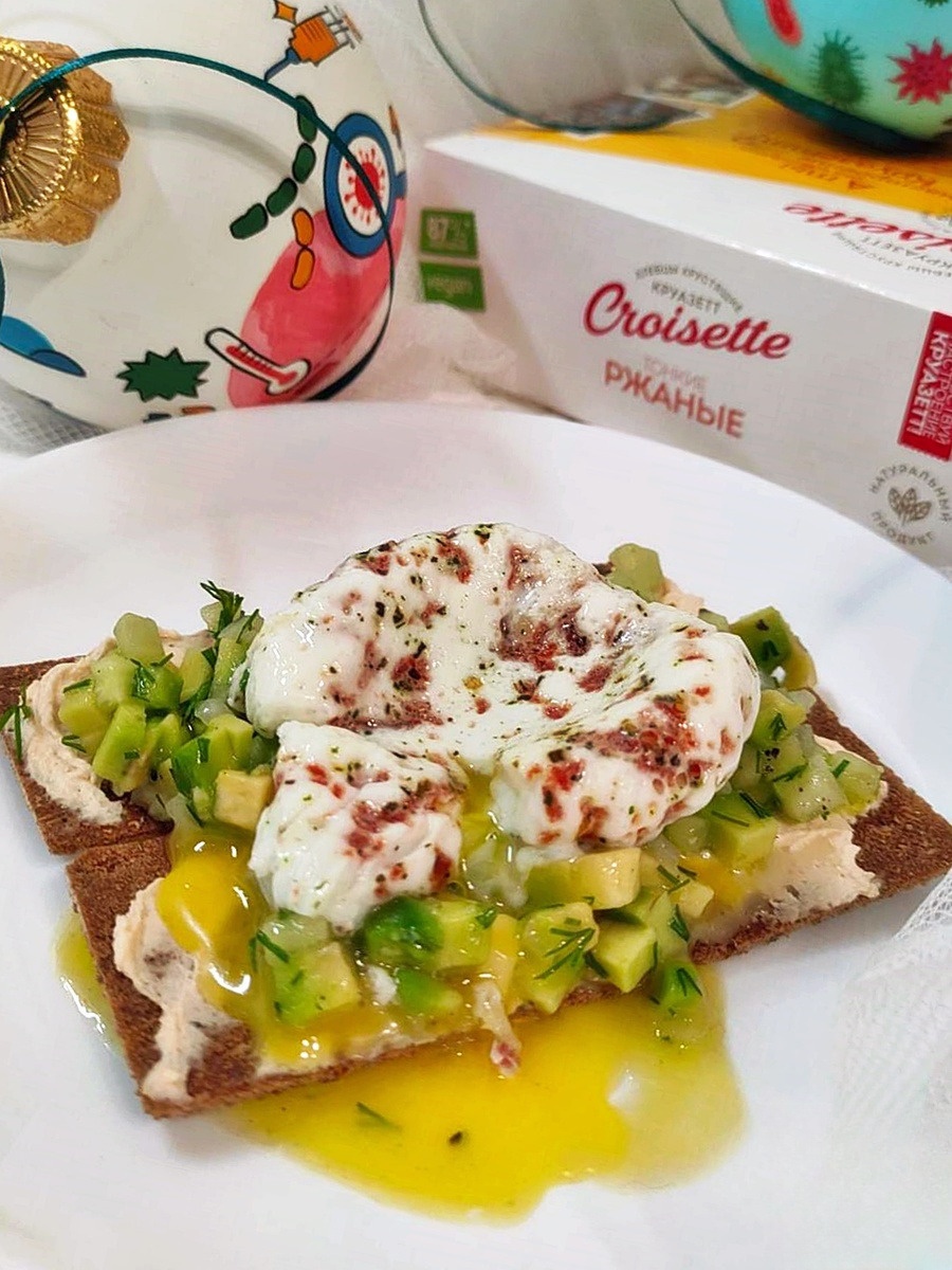Зелёный тартар с яйцом пашот