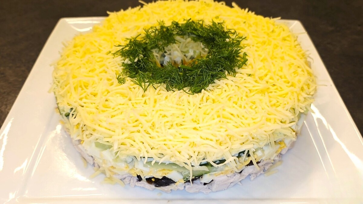 Слоёный салат с черносливом и курицей