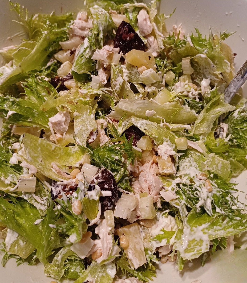 Салат из курицы с ананасом и вяленой сливой