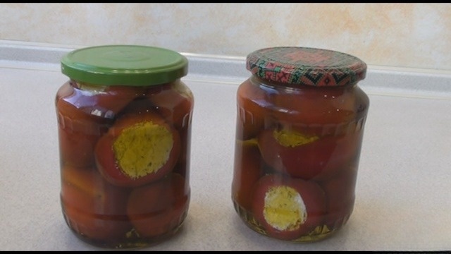 Перцы, фаршированные сыром, в масле
