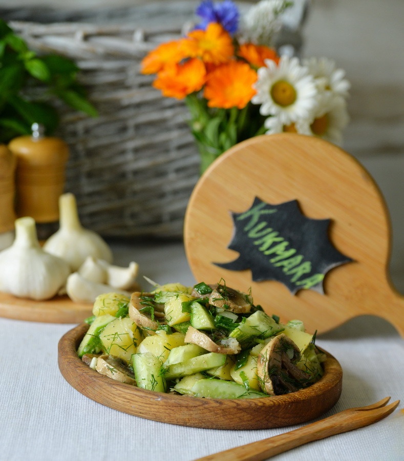 Тёплый картофельный салат с шампиньонами 