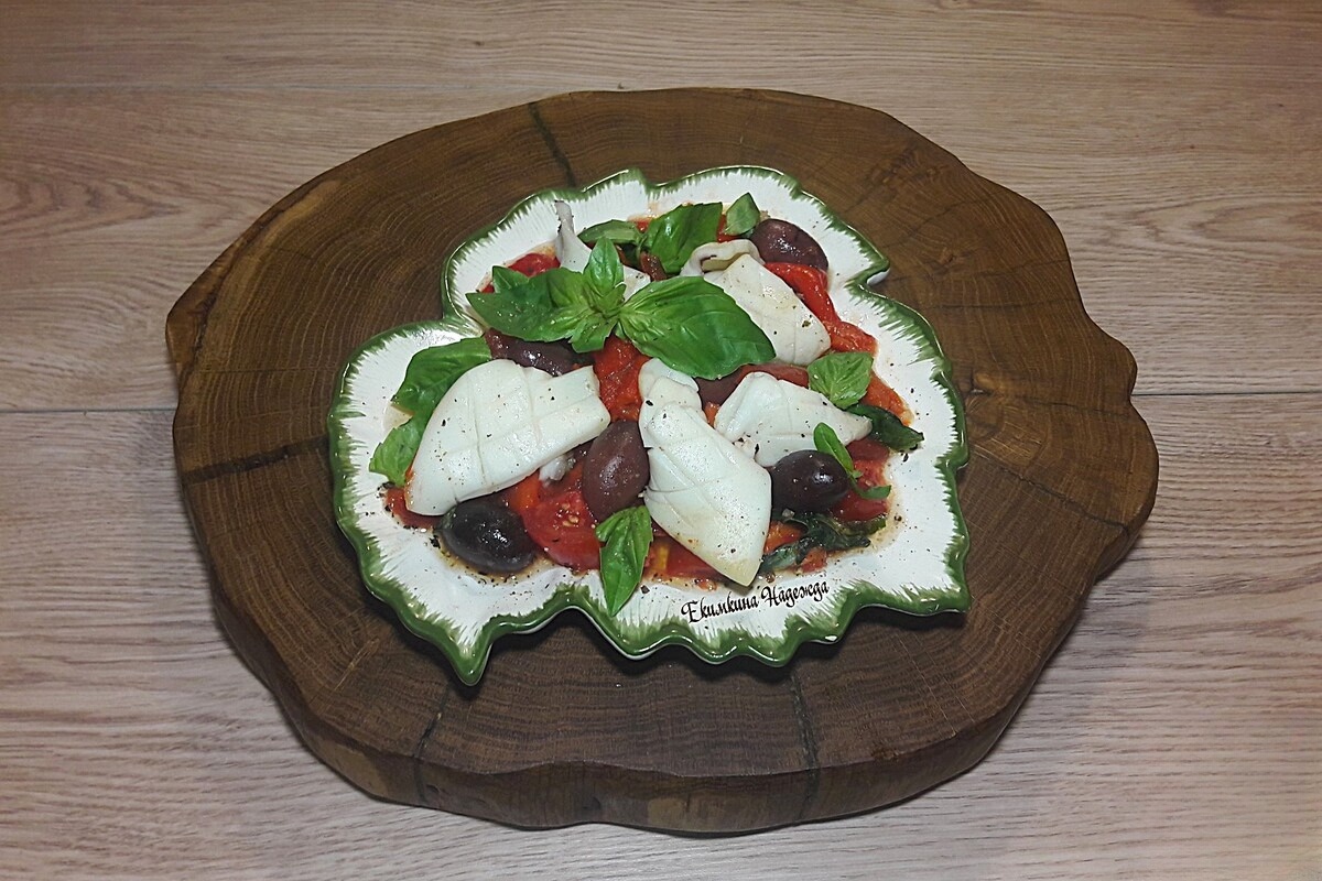 Салат с кальмаром, печенным перцем