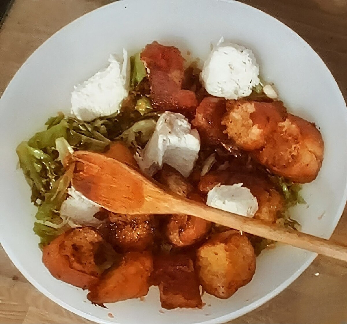 Куриный салат с крутонами из анчоусов