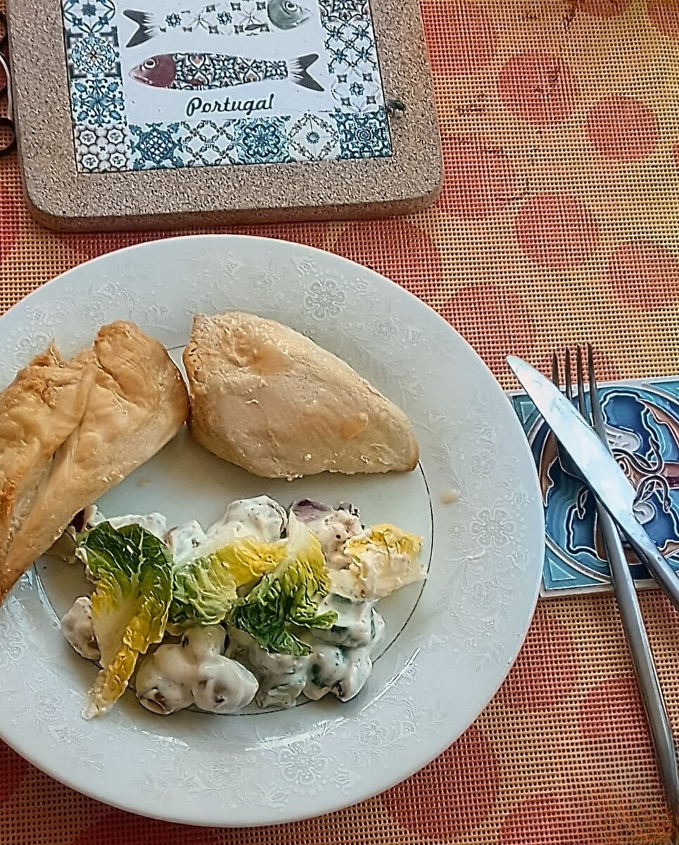 Салат по мотивам куриных сувлаки