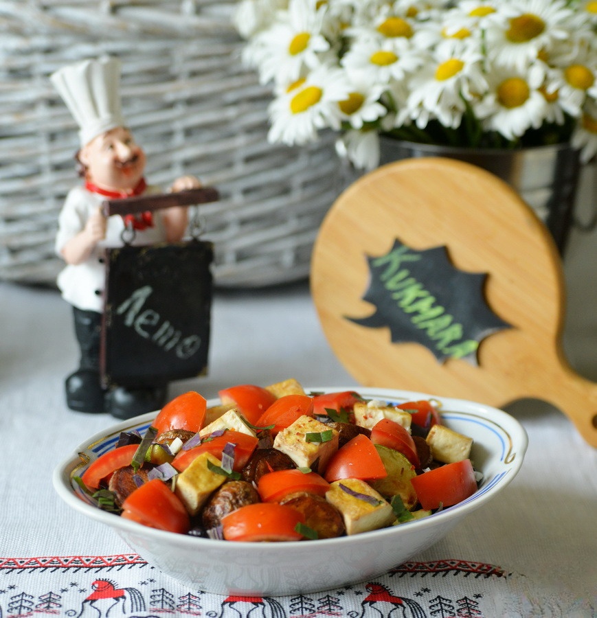 Теплый картофельный салат с овощами и тофу