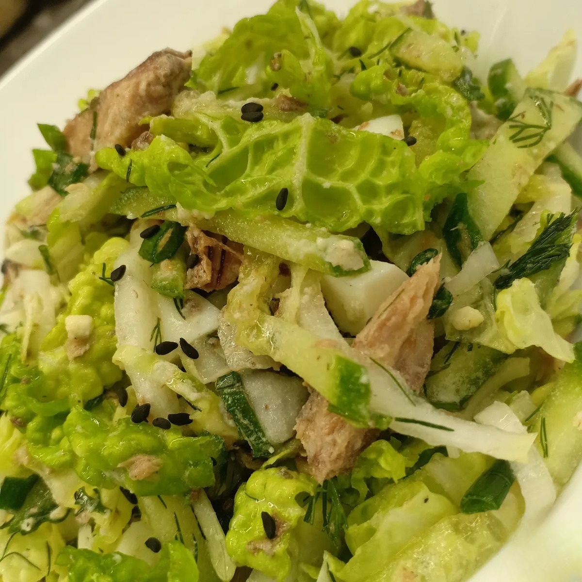 Салат с тунцом, огурцами и капустой