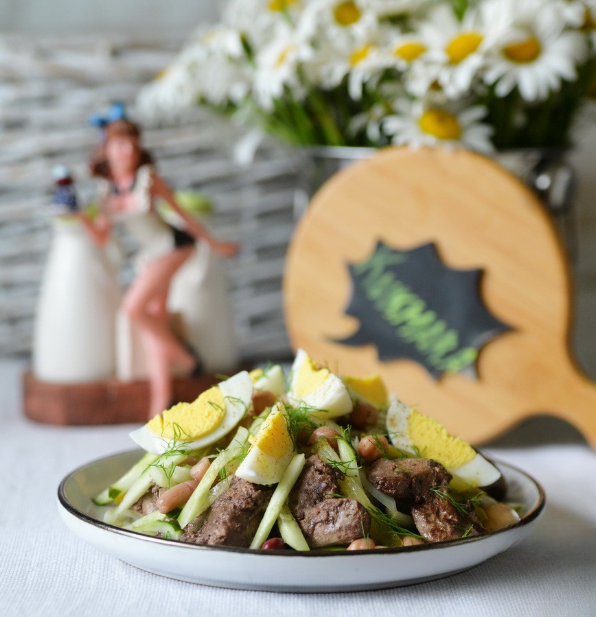 Тёплый салат из куриной печени с фасолью