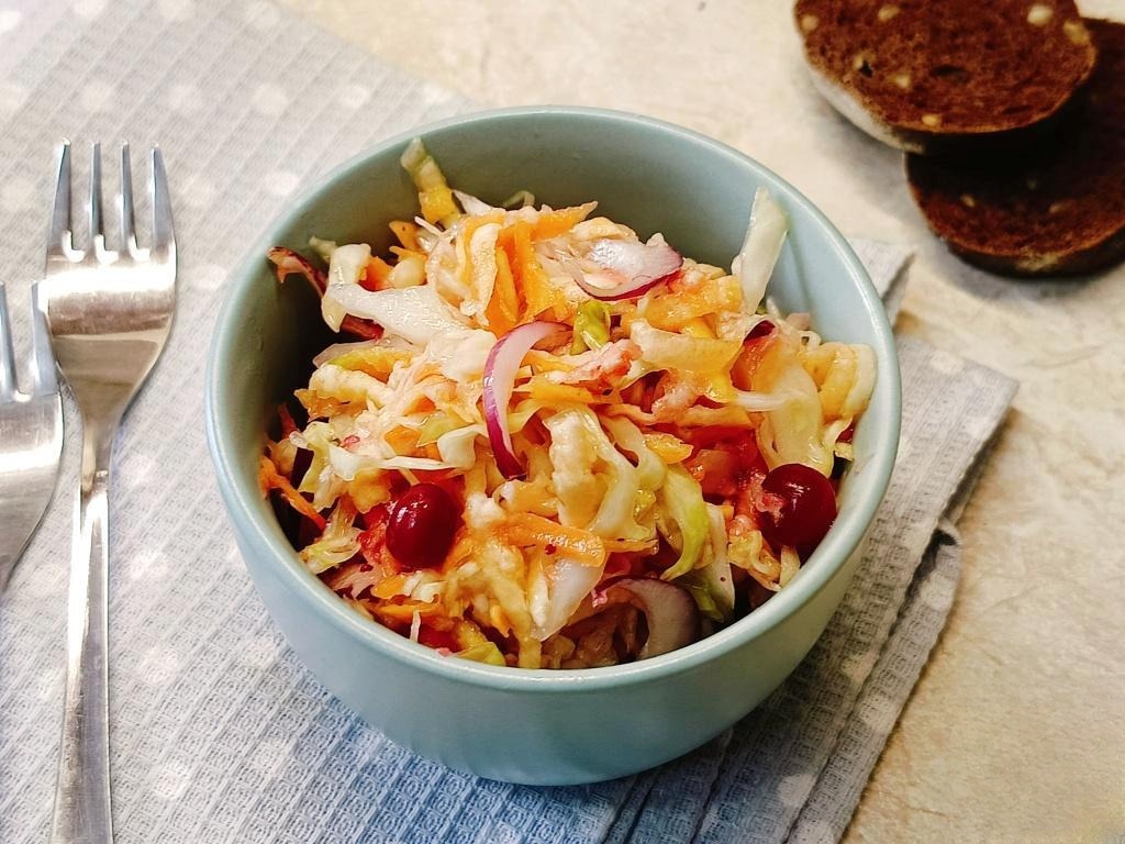Капустный салат с репой и клюквой