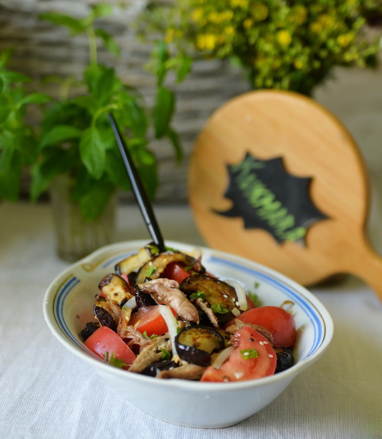 Тёплый салат из баклажанов и мяса