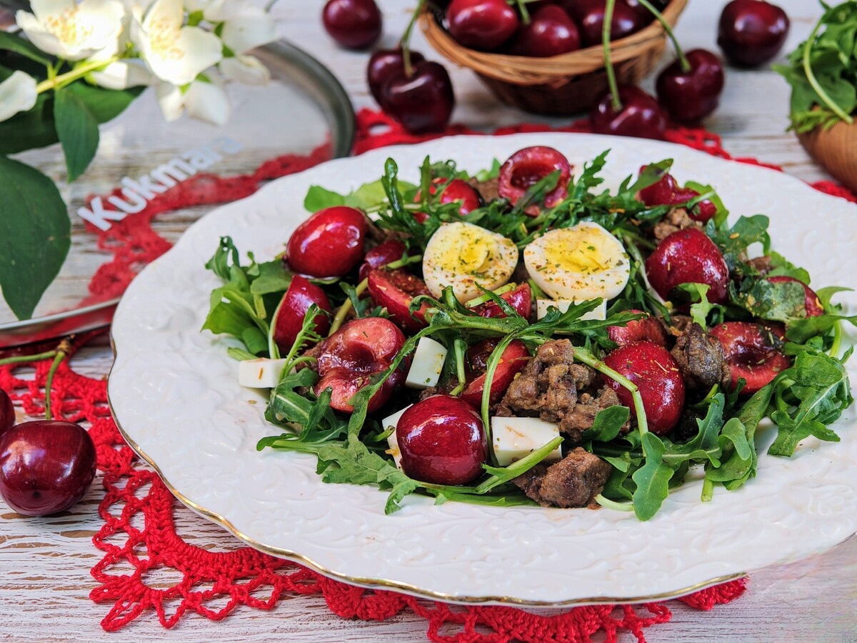 Салат с куриной печенью и черешней