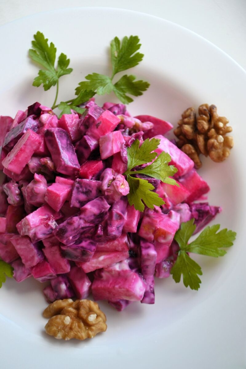 Салат из свёклы и яблок с орехами