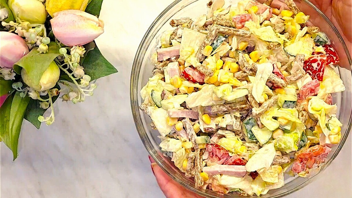 Салат с капустой и копчёным мясом